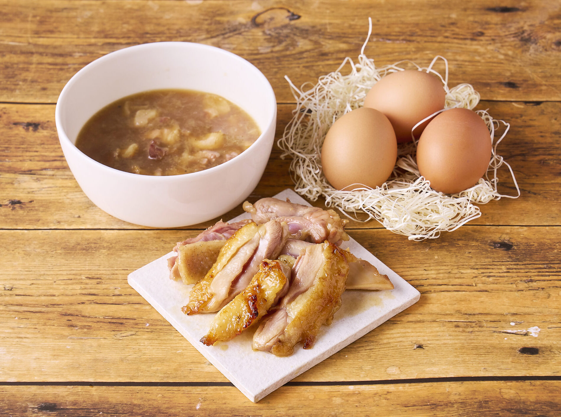 比内地鶏の親子丼―炭火照り焼き鶏と卵黄のっけ―