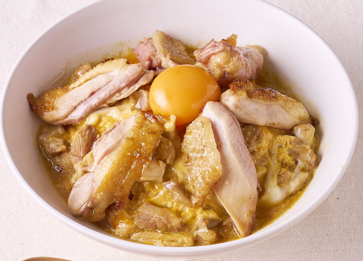 比内地鶏の親子丼―炭火照り焼き鶏と卵黄のっけ―